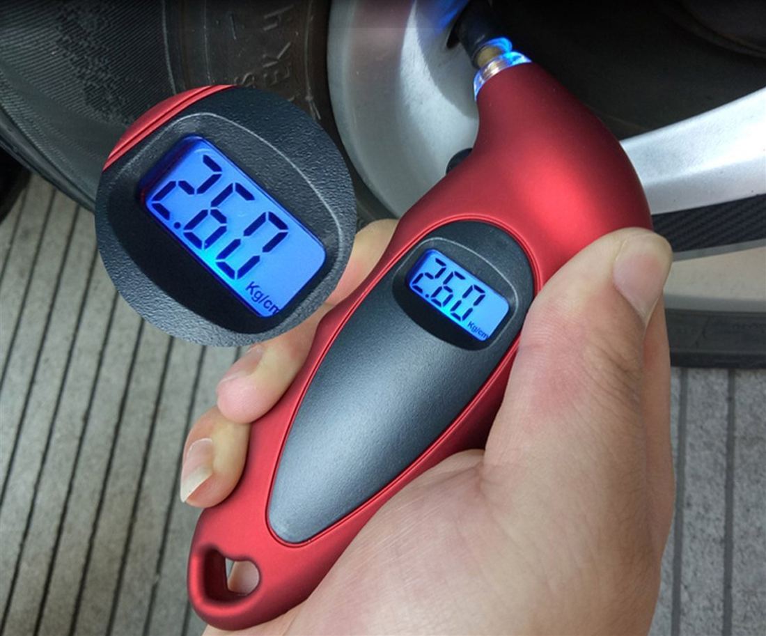 Manómetro digital rojo midiendo la presión de una llanta